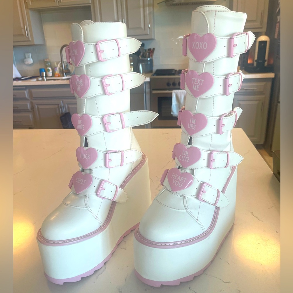 YRU - Dune Valentine. Pink/White.